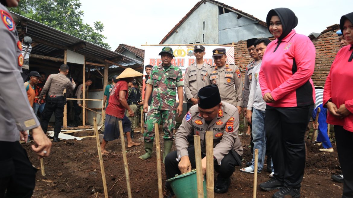 Menjelang Hari Bhayangkara Ke-79, Rumah Mbah Taryumi Mendapatkan Program Bedah Rumah dari Polres Pekalongan