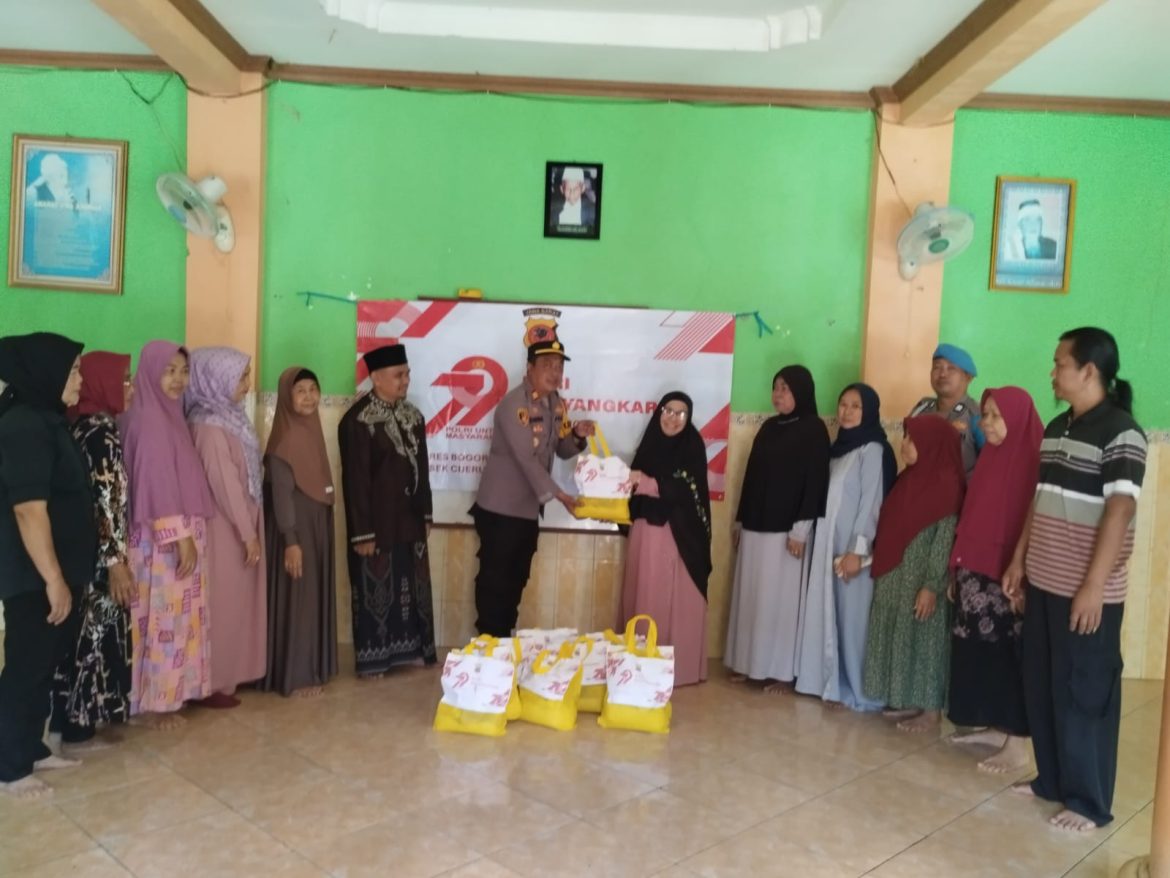 POLSEK CIJERUK GELAR BAKTI SOSIAL PENYERAHAN SEMBAKO DALAM RANGKA HUT BHAYANGKARA KE-79 DI DESA CIBURAYUT   