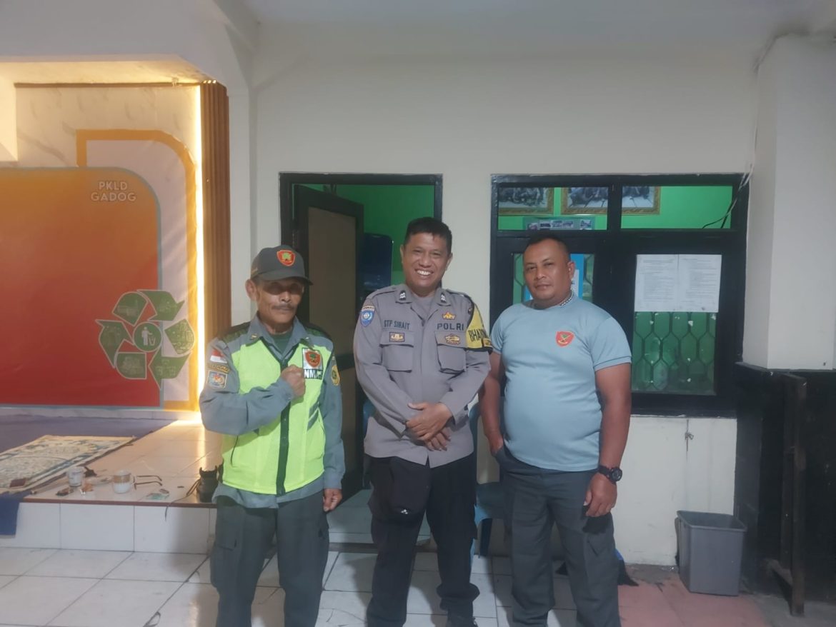 Bhabinkamtibmas Desa Gadog Polsek Megamendung Laksanakan Kontrol Siskamling dan Jalin Silaturahmi Kamtibmas   
