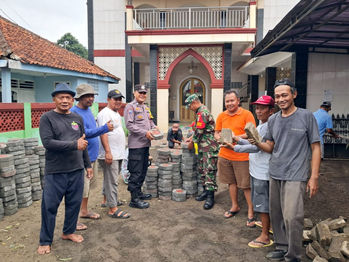 Sinergitas TNI-Polri Laksanakan Kerja Bakti Bersama Warga Ajak Kamtibmas Yang Kondusif Di Lingkungan   