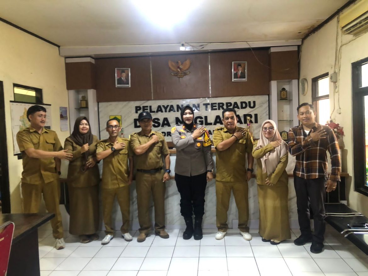 Kapolsek Dramaga Silahturahmi Cooling Sistem Giat Kunjungan Ke Kantor Desa Neglasari Kecamatan Dramaga Ajak Jaga Kondusifitas Cegah Gangguan Kamtibmas   