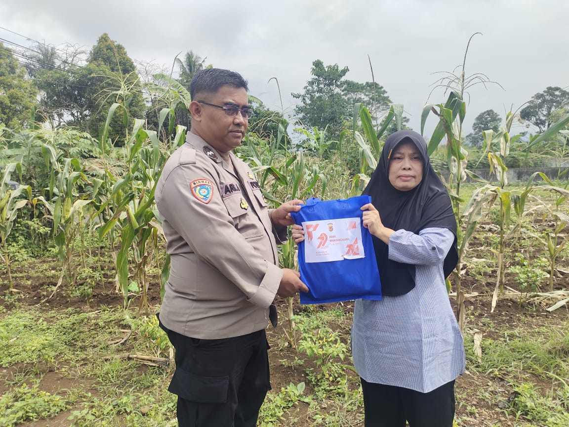 Sambut HUT Bhayangkara ke 79, Polsek Caringin Berikan Bantuan Sosial Kepada Masyarakat Kurang Mampu.   