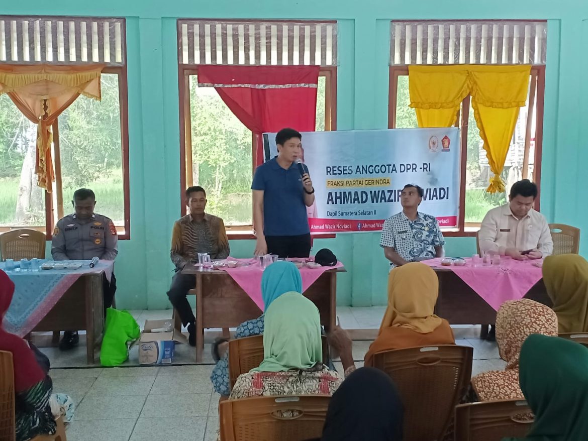 Personel Polsek Pemulutan Berikan Pengamanan Kegiatan Reses Anggota DPR RI di Lima Desa