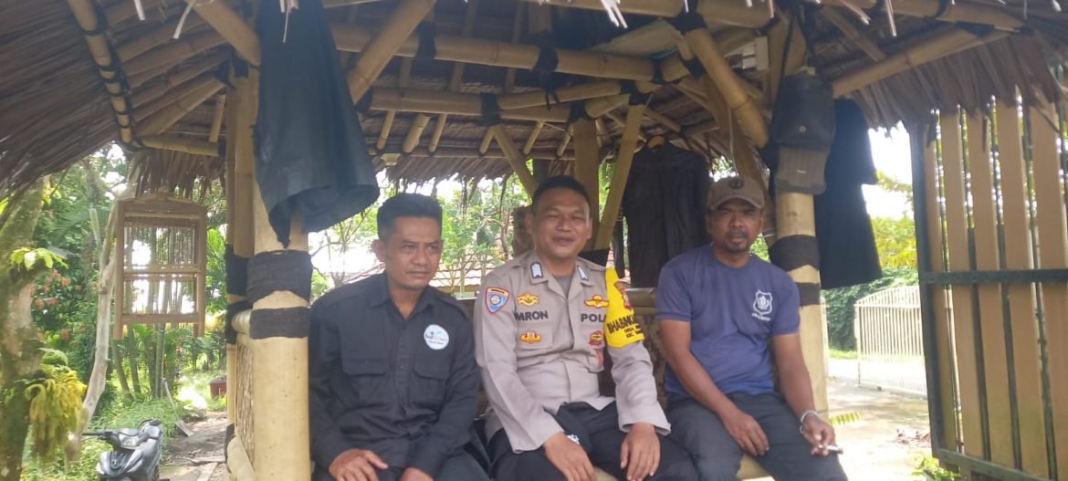 Bhabinkamtibmas Desa Sukajadi Polsek Tamansari Sambangi Tokoh Masyarakat, Ajak Warga Tingkatkan Kewaspadaan Kamtibmas   