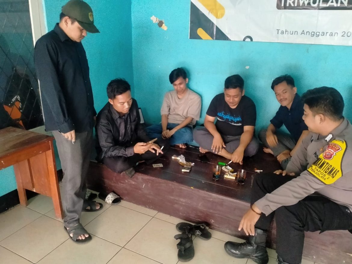 Bhabinkamtibmas Polsek Ciampea Silaturahmi Bersama Ketua Karang Taruna dan Warga, Sampaikan Pesan Kamtibmas   