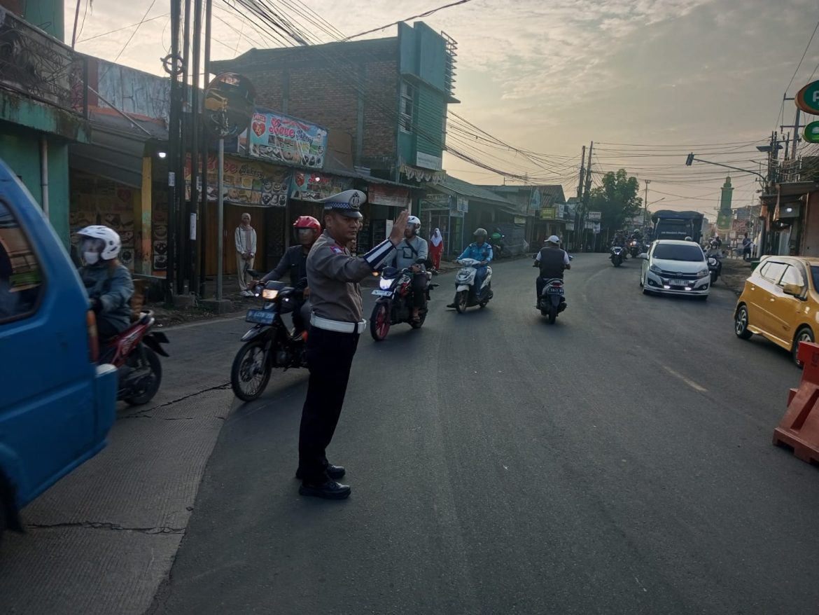 Anggota Polsek Ciampea Polres Bogor Laksanakan Pengaturan Lalu Lintas Pagi Untuk Wujudkan Kamseltibcarlantas   