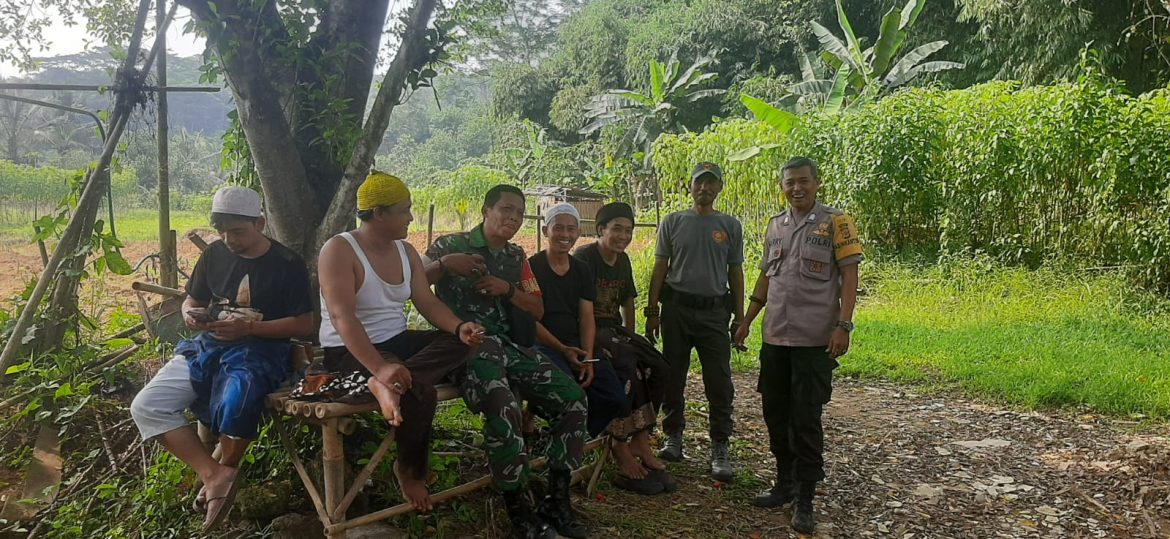 Bhabinkamtibmas Polsek Parung Bersama TNI Jalin Kedekatan Dengan Warga Untuk Cegah Tawuran dan Gangster   