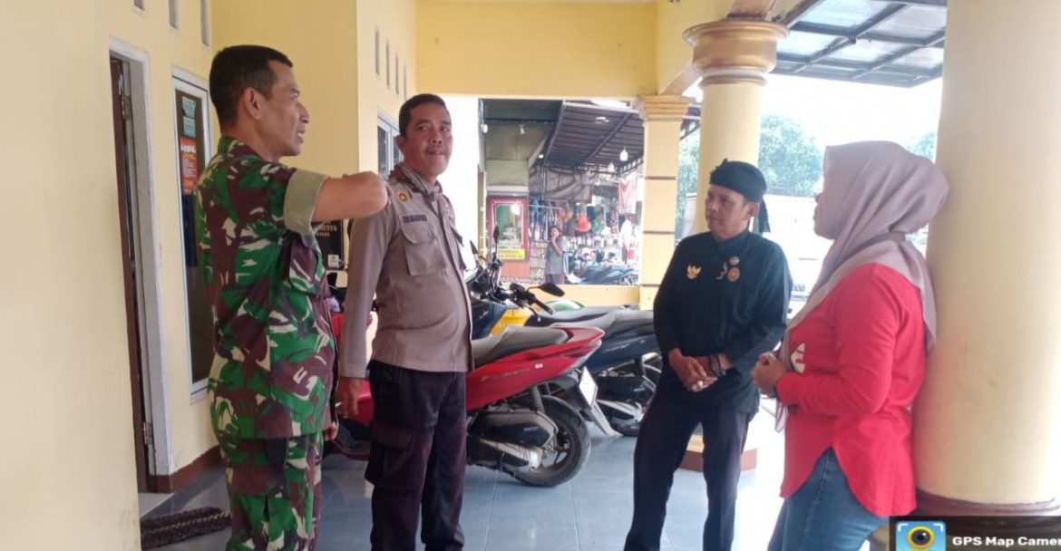 Bhabinkamtibmas Polsek Parung Bersama Babinsa Berikan Imbauan Kamtibmas dan Antisipasi Cuaca Ekstrem Kepada Warga   