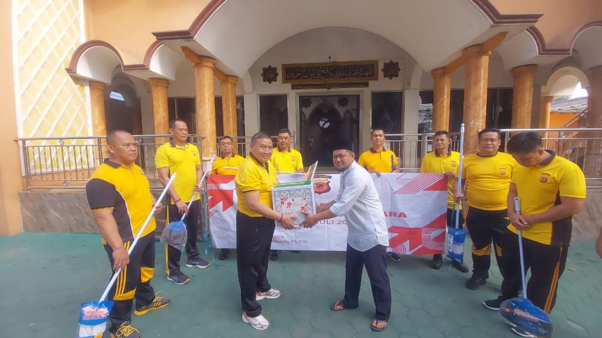 Sambut Hari Bhayangkara ke-79, Polsek Gunung Putri Gelar Bhakti Religi Bersih-Bersih Masjid   