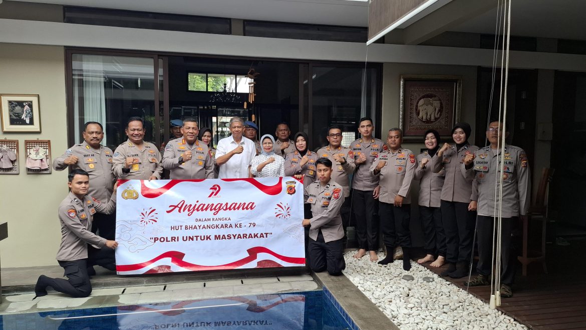 Anjangsana Penuh Kehangatan, Kabid TIK Polda Jabar Sambangi Irjen Pol (Purn) Anis Angkawijaya   