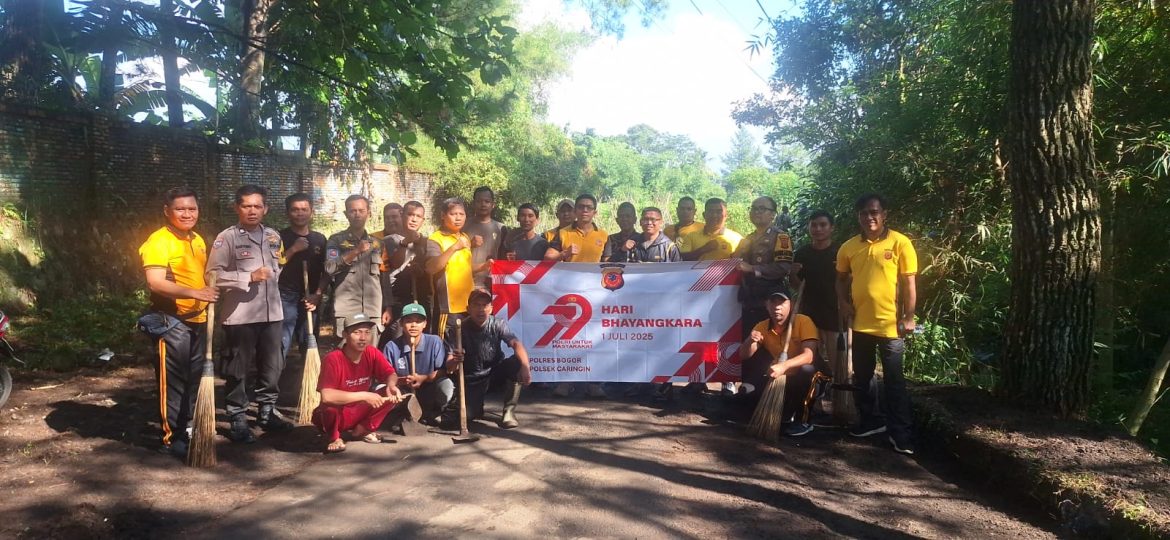 Sambut Hari Bhayangkara ke-79, Polsek Caringin Bersama Forkopimcam dan Warga Desa Pasir Muncang Gotong Royong Bersihkan Sampah di Sepanjang Jalan Cipopokol   