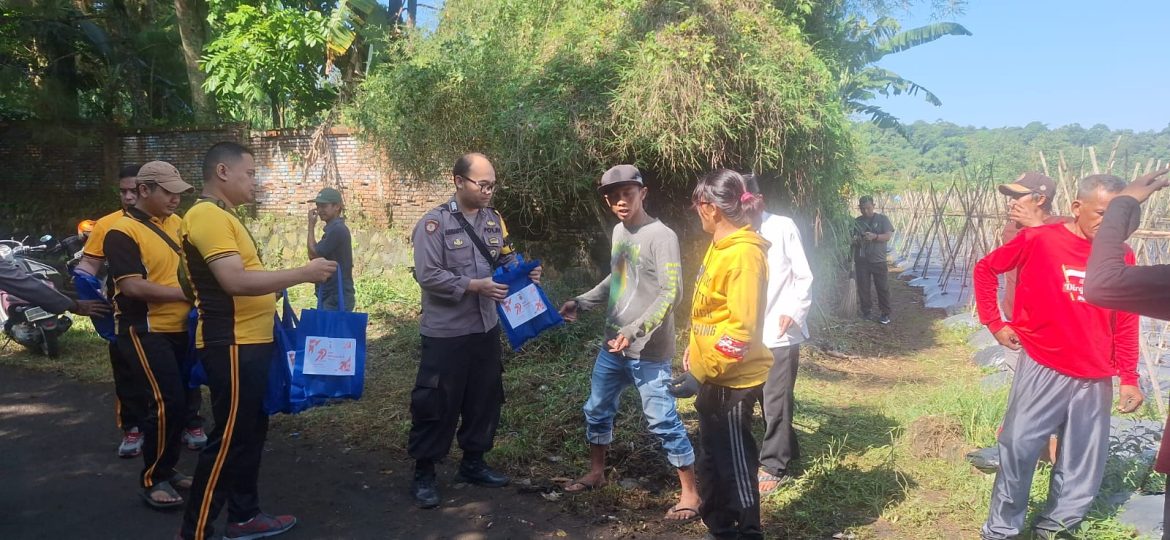 Sambut HUT Bhayangkara ke-79, Polsek Caringin Salurkan Bantuan Sosial untuk Masyarakat Kurang Mampu   
