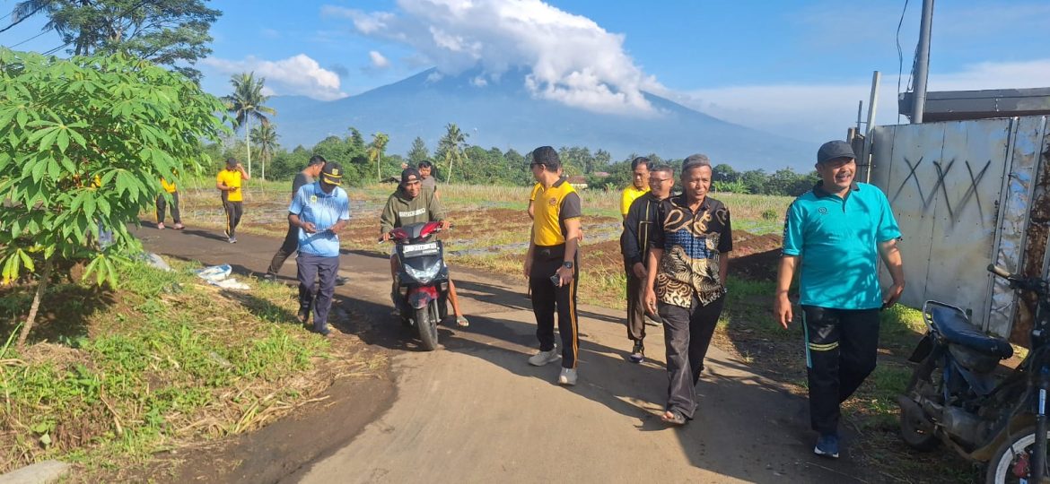 Sambang Desa Sambil Jalan Sehat, TNI-Polri Perkuat Sinergi Jaga Kamtibmas Jelang HUT Bhayangkara ke-79   