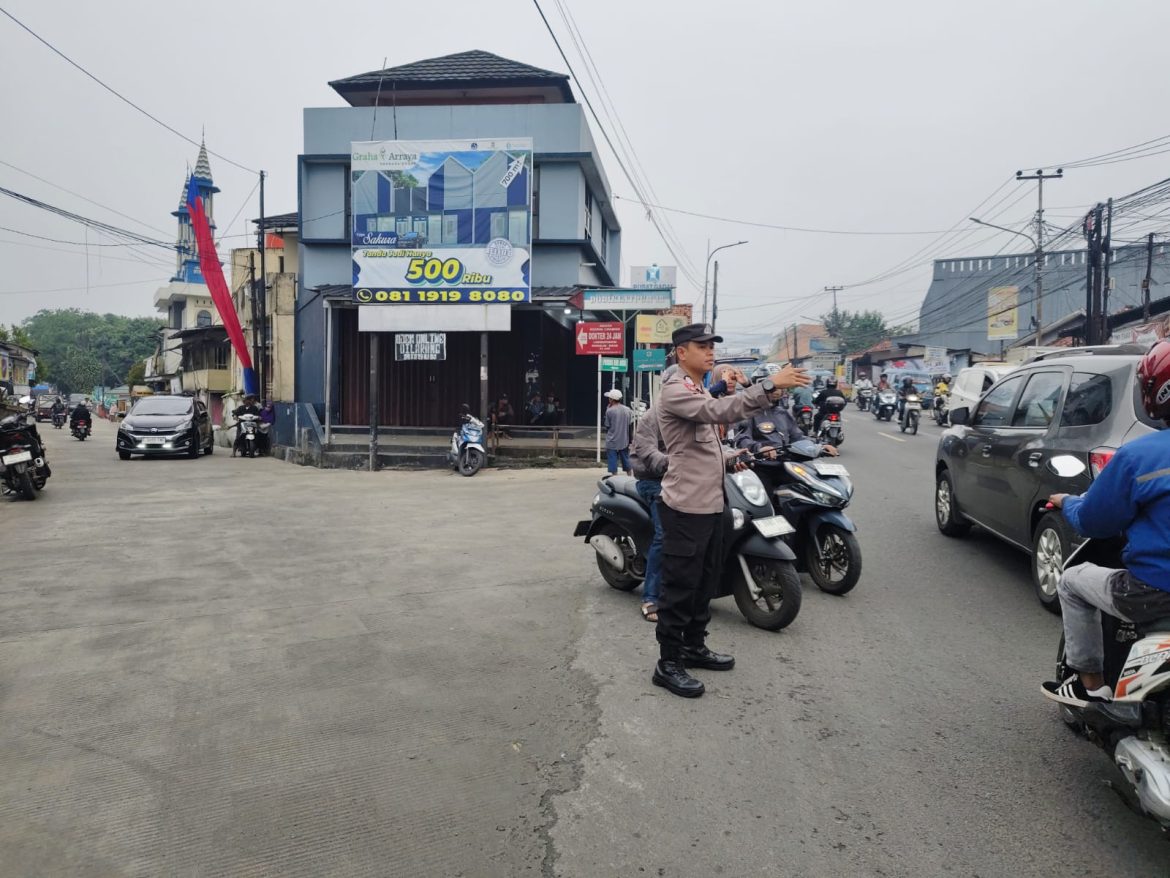 Anggota Polsek Ciampea Polres Bogor Gelar Pengaturan Lalu Lintas untuk Ciptakan Kamseltibcarlantas   