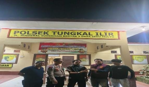 Kapolsek Tungkal Ilir Terima Penyerahan Senpi Berikut Amunisi Dari Kades Teluk Tenggulang