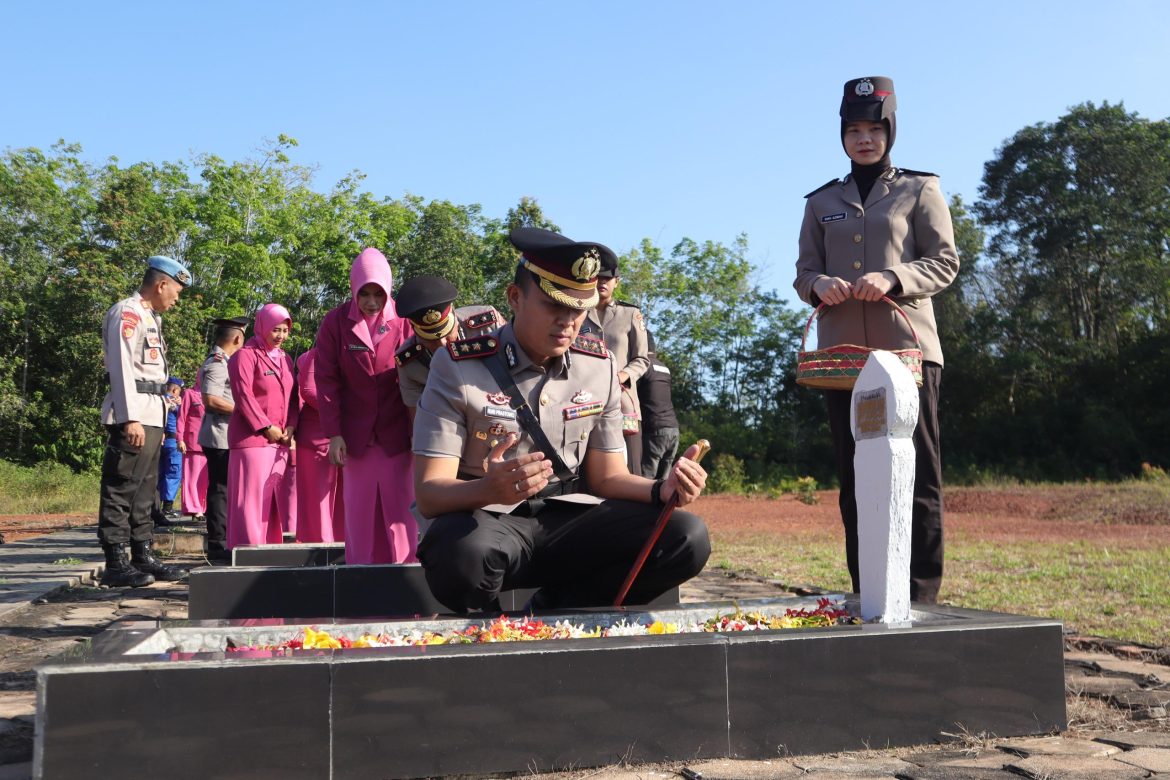 Polres Banyuasin Ziarah Makam Pahlawan, Sampaikan Penghormatan di Rangkaian Hari Bhayangkara ke-79