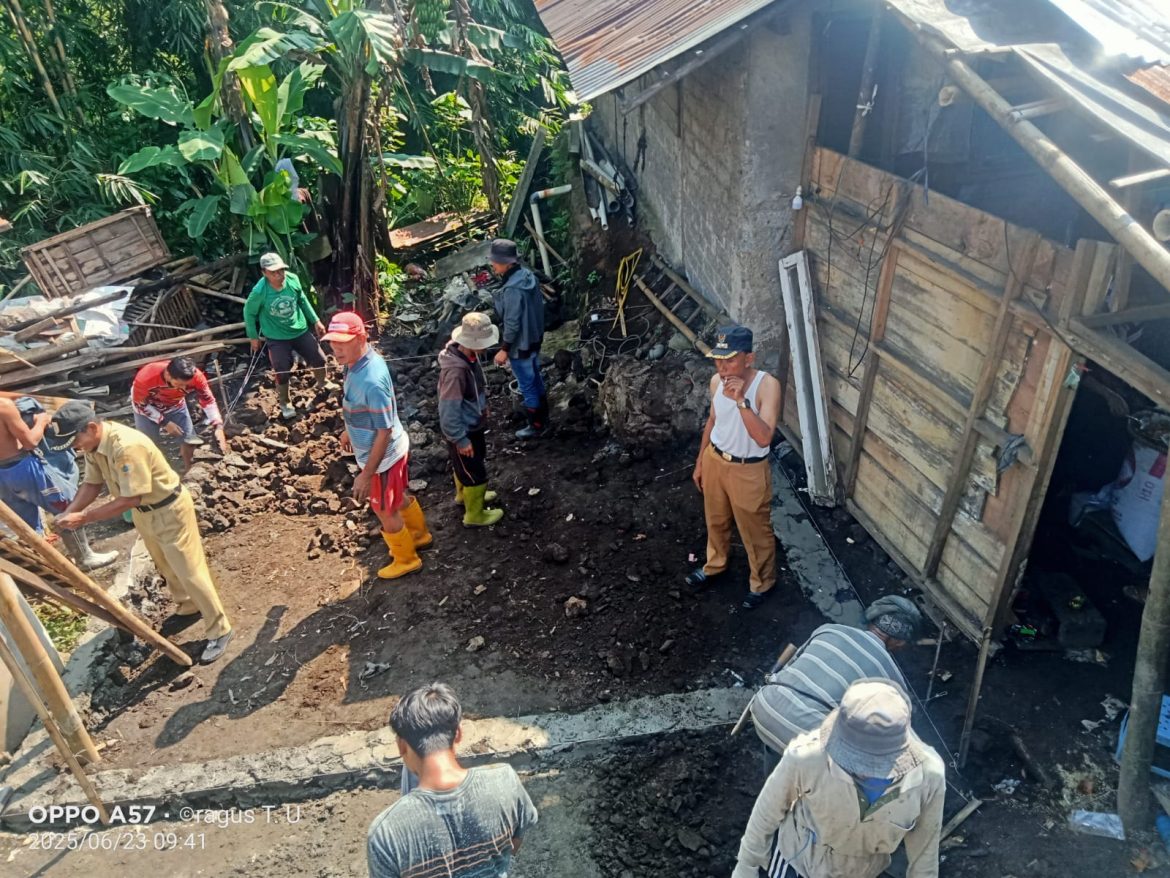 Kepala Desa Cikendung Kecamatan Pulosari Beserta Warga Gotong Royong Bangun Rumah Tidak Layak Huni