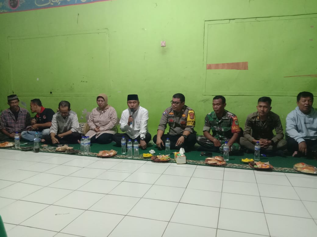 Bhabinkamtibmas dan Babinsa Kelurahan Karang Asem Barat Laksanakan Tawasulan Bersama Tokoh Masyarakat Untuk Memperkuat Sinergitas TNI-Polri dan Ciptakan Kamtibmas Kondusif   