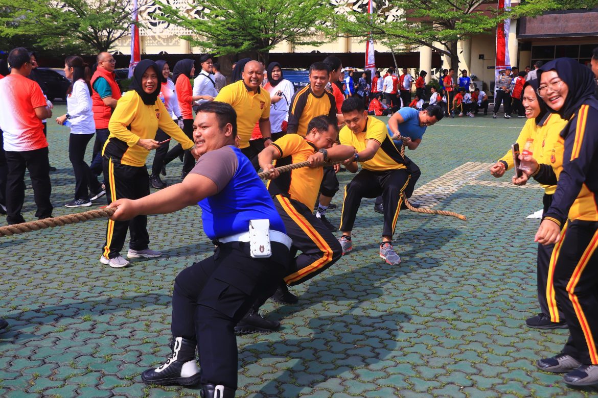 Semarak Lomba Kreatif HUT Bhayangkara Ke 79, Tarik Tambang, Bakiak, hingga Futsal Sarungan Meriahkan Lapangan Polda Jabar   
