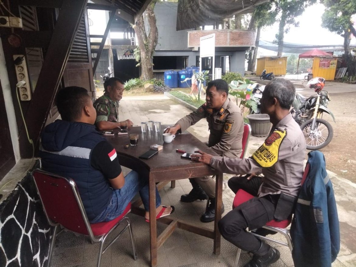 Jalin Sinergitas TNI-Polri, Bhabinkamtibmas dan Babinsa Sambangi Warga Kelurahan Cisarua Sampaikan Pesan Kamtibmas   