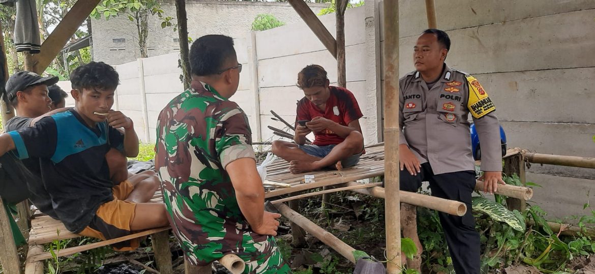Bhabinkamtibmas dan Babinsa Desa Parungpanjang Sambangi Warga Untuk Ciptakan Kamtibmas Kondusif   