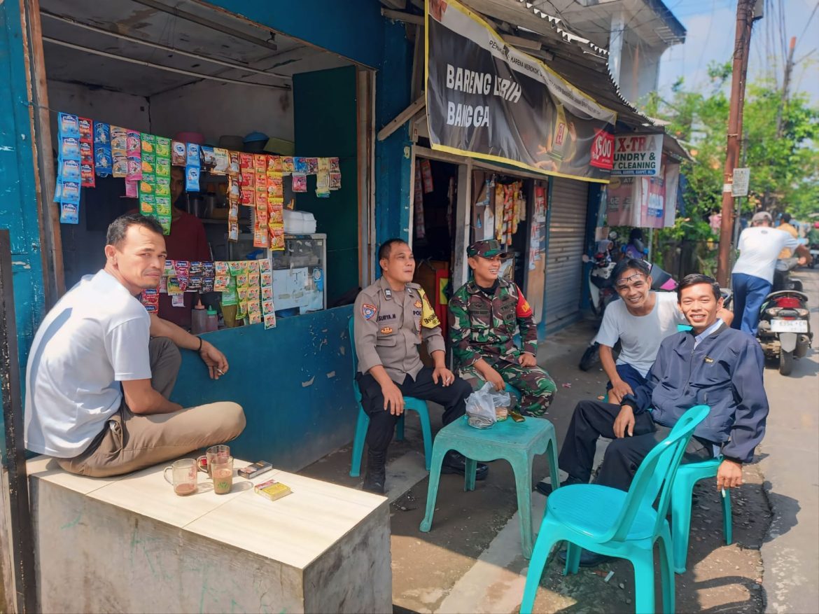 Sinergitas TNI-Polri Sambangi Warga Desa Binaan Tingkatkan Keamanan Lewat Patroli Dialogis Dengan Warga   