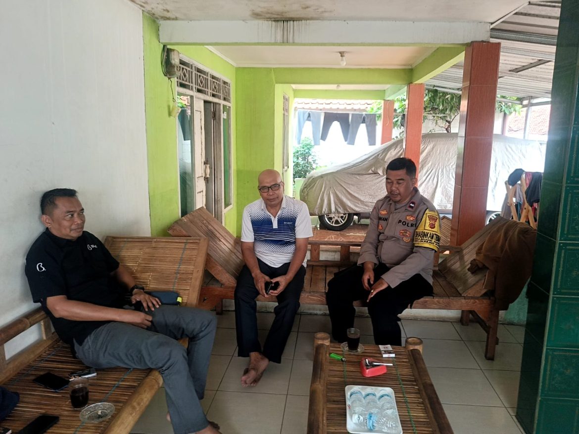 Jalin Silaturahmi, Bhabinkamtibmas Desa Bojong Nangka Polsek Gunung Putri Laksanakan Sambang Warga untuk Ciptakan Kamtibmas Kondusif   