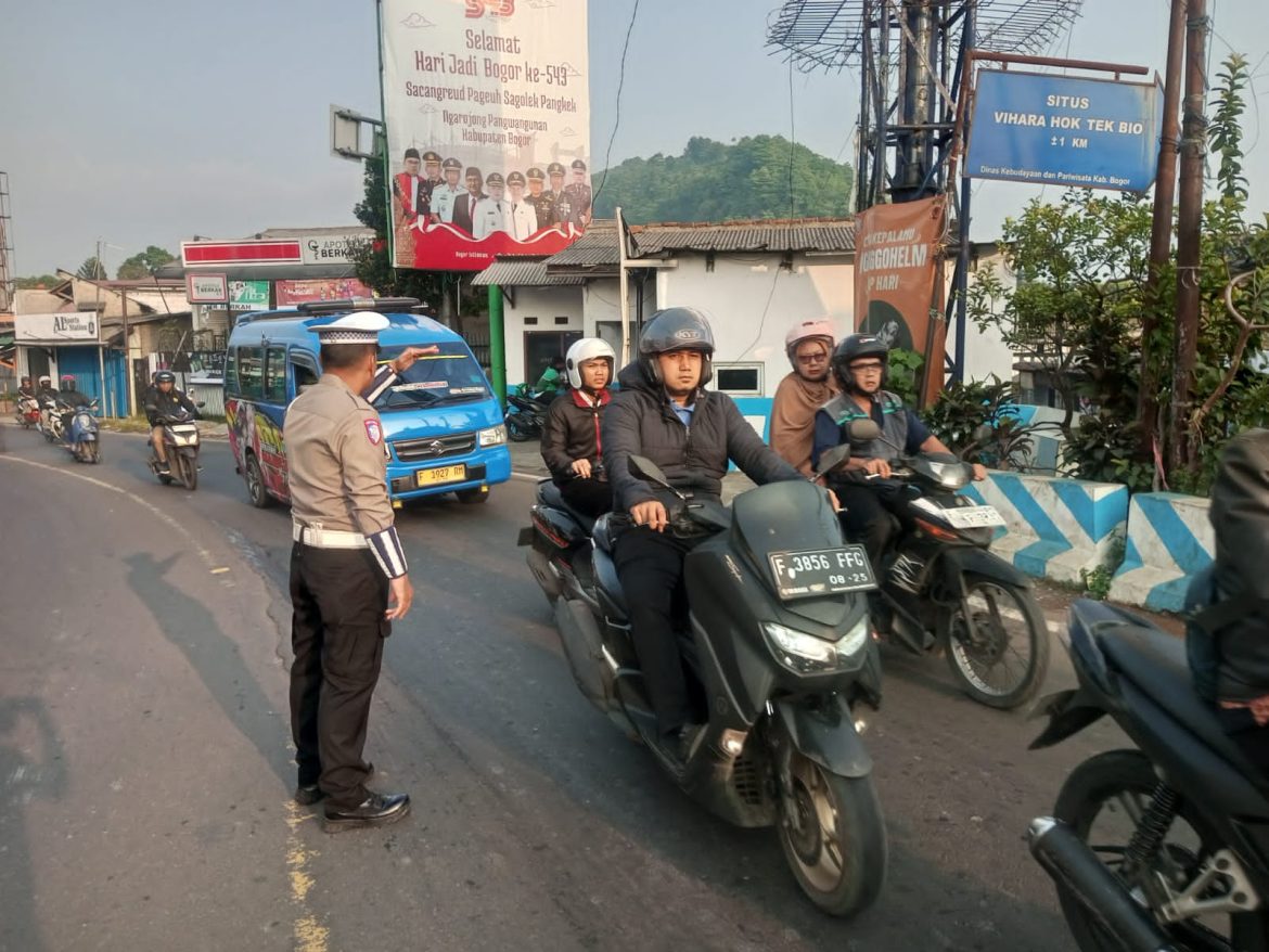 Anggota Polsek Ciampea Polres Bogor Gelar Pengaturan Lalu Lintas untuk Ciptakan Kamseltibcarlantas di Pagi Hari   