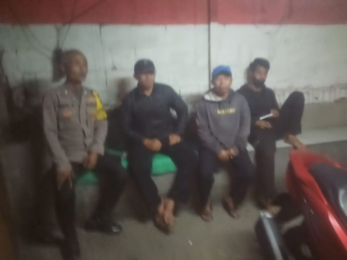 Bhabinkamtibmas Polsek Cisarua Polres Bogor Sambangi Pos Kamling dan Sampaikan Pesan Kamtibmas kepada Warga   