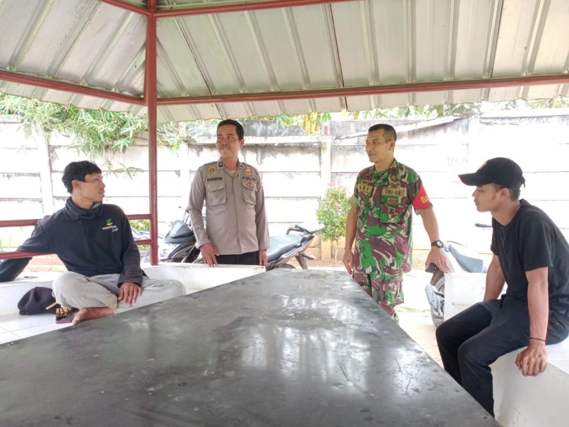 Bhabinkamtibmas Polsek Parung dan Babinsa Koramil 0621/22 Bersinergi Beri Himbauan Kamtibmas kepada Warga Desa Putat Nutug     Polres Bogor – Dalam