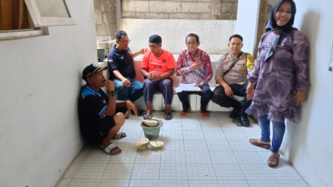 Bhabinkamtibmas Polsek Leuwiliang Sambang Warga dalam Rangka Harkamtibmas di Wilayah Binaan   