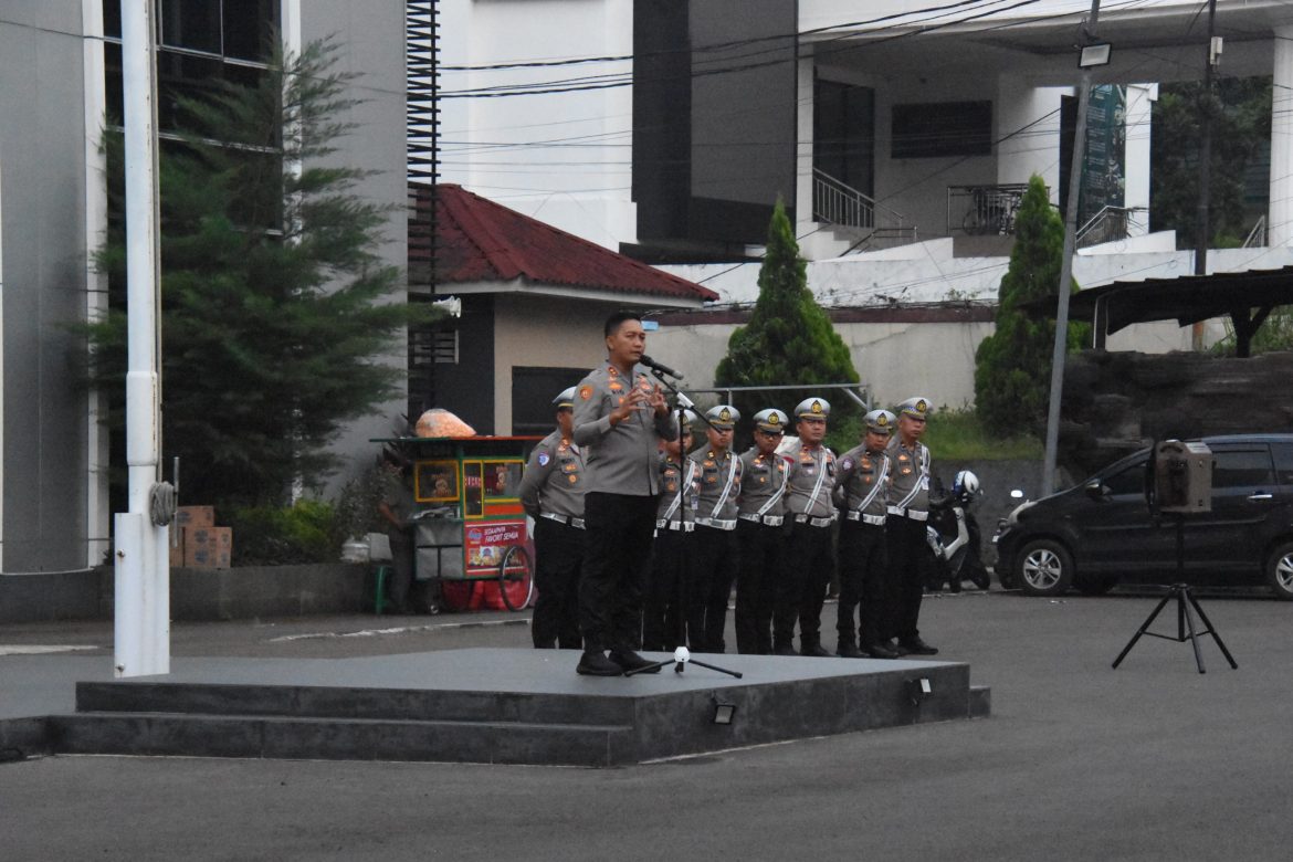 Kapolres Bogor AKBP Rio Wahyu Anggoro Pimpin Apel Pagi Sat Lantas Polres Bogor, Tekankan Disiplin dan Pelayanan Prima kepada Masyarakat   