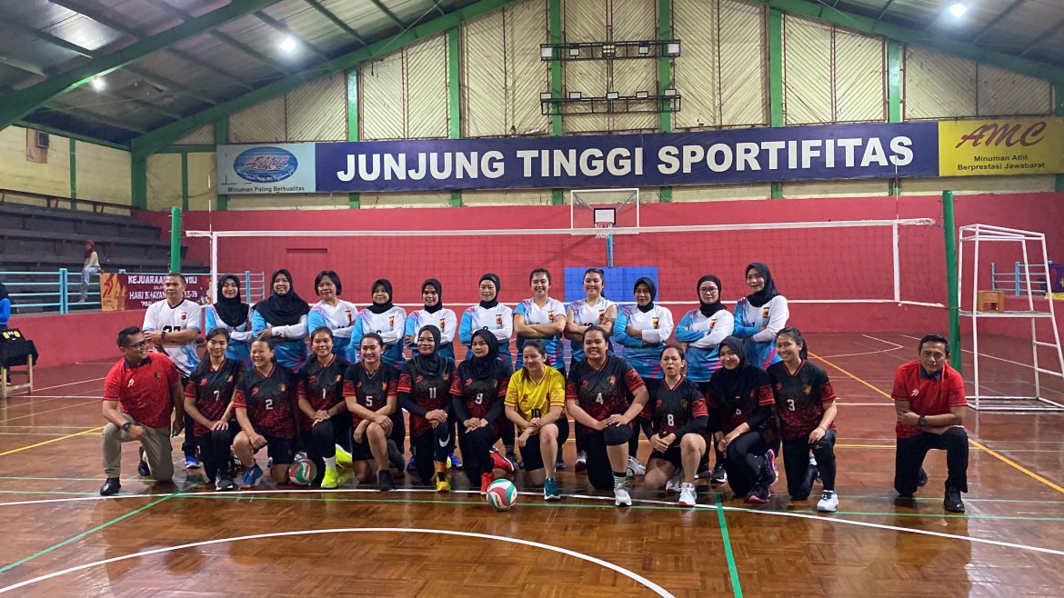 Pertandingan Bola Voli Meriahkan HUT Bhayangkara ke-79 di GOR Tri Lomba Juang.   