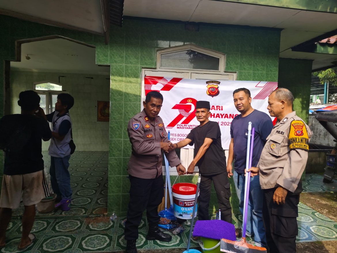 Sambut HUT Bhayangkara ke-79, Polsek Cibinong Gelar Bhakti Religi Perbaikan Mushalla   