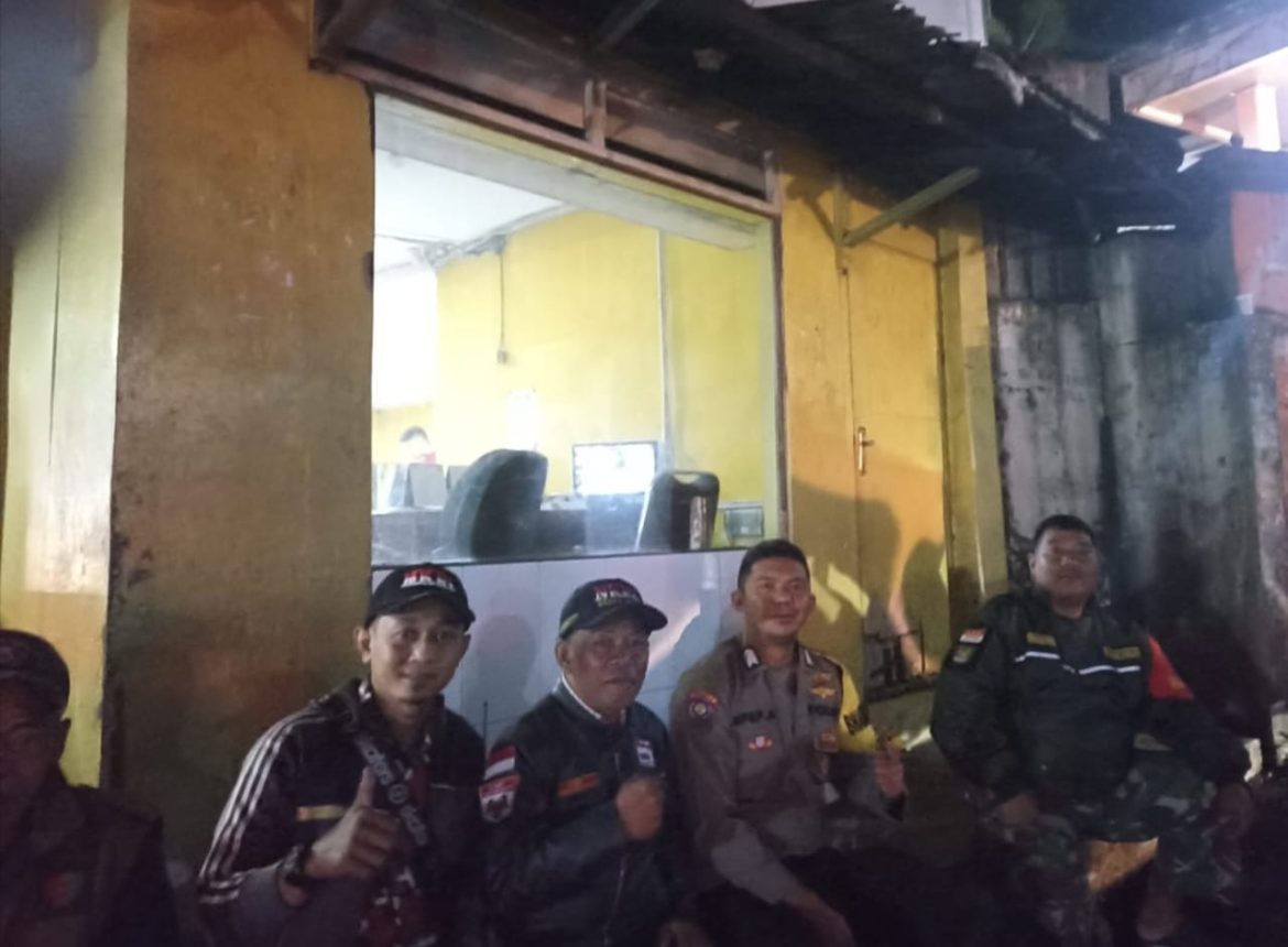 Bhabinkamtibmas Polsek Cisarua Kontrol Siskamling dan Sampaikan Pesan Kamtibmas kepada Warga   