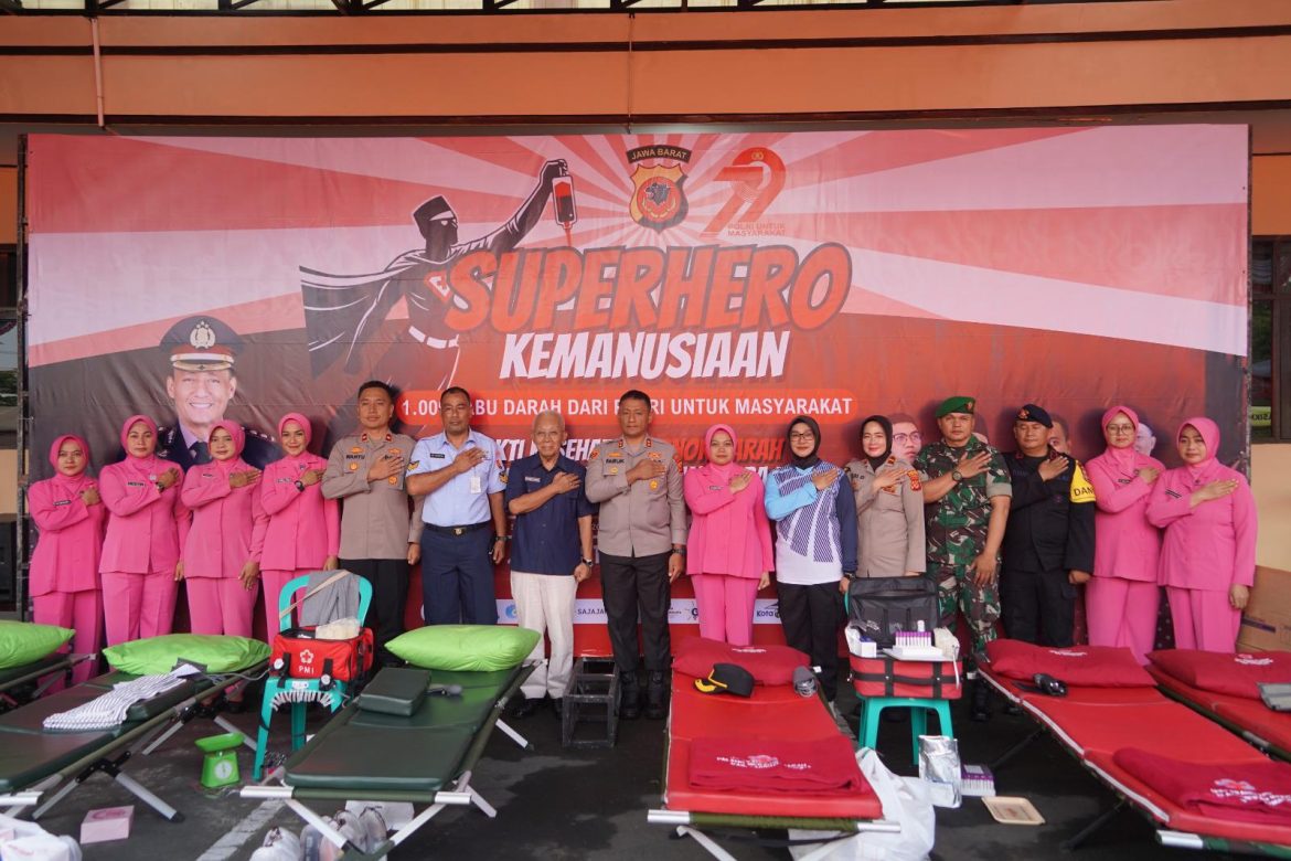 Polisi Bersama Bhayangkari serta Elemen Masyarakat dan Mahasiswa Donor Darah Massal Bertajuk SUPERHERO KEMANUSIAAN   