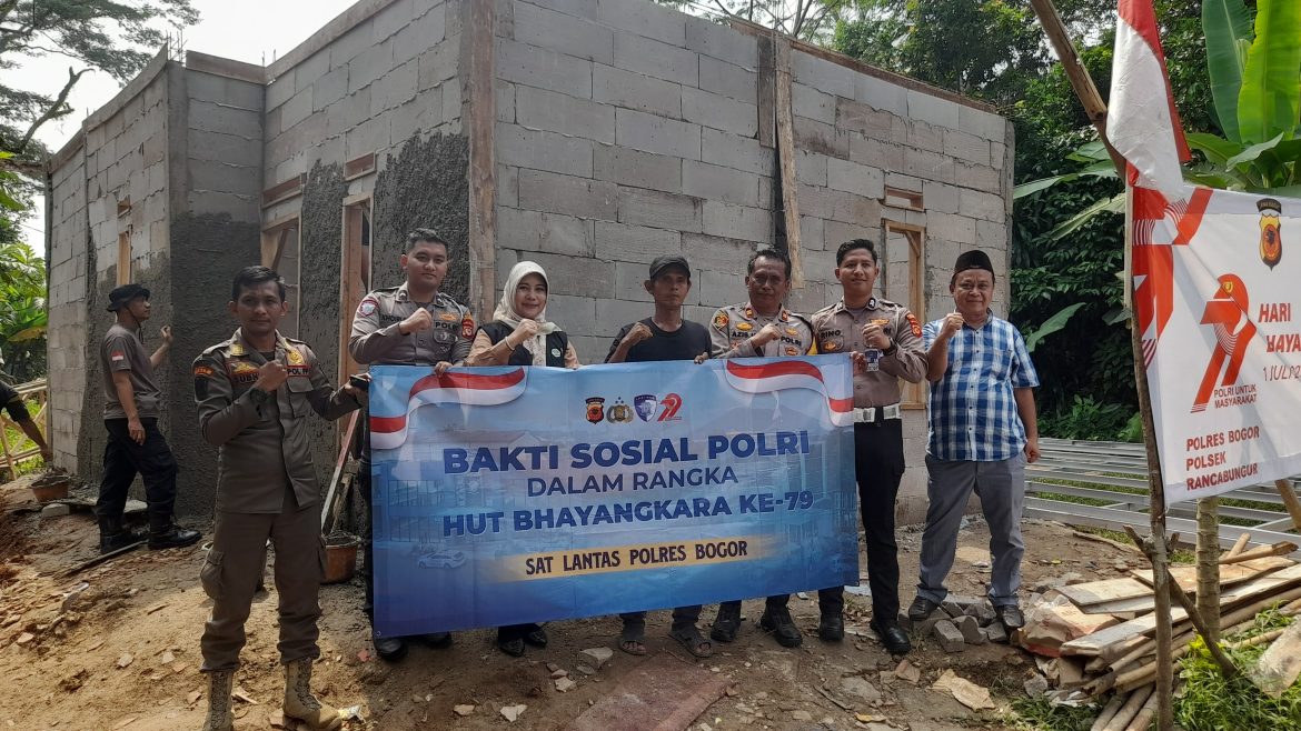 POLRES BOGOR LAKSANAKAN BEDAH RUMAH DALAM RANGKA HUT BHAYANGKARA KE-79 DI RANCABUNGUR   