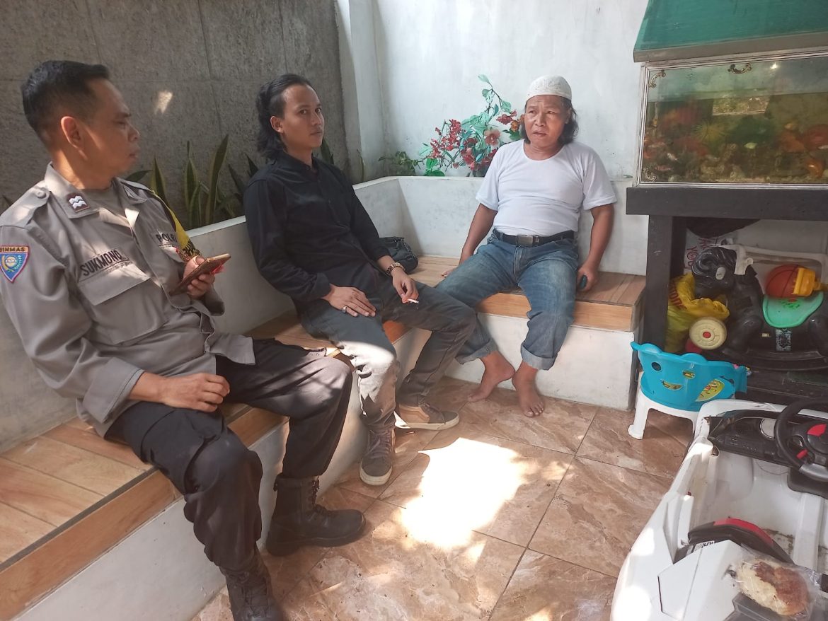 Bhabinkamtibmas Polsek leuwiliang Sambang Warga, Pererat Kedekatan Dengan Masyarakat Di Leuwisadeng   
