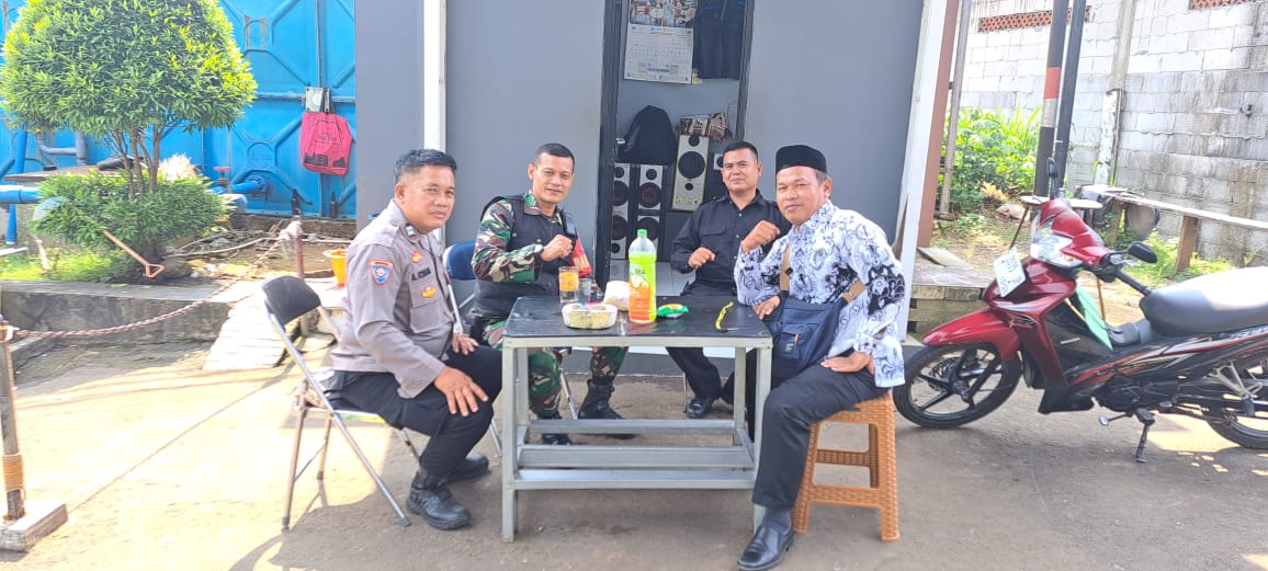 Bhabinkamtibmas Polsek Ciampea Bersama Babinsa 2114 Koramil Ciampea Laksanakan Silaturahmi Dengan Warga, Sampaikan Pesan Kamtibmas   