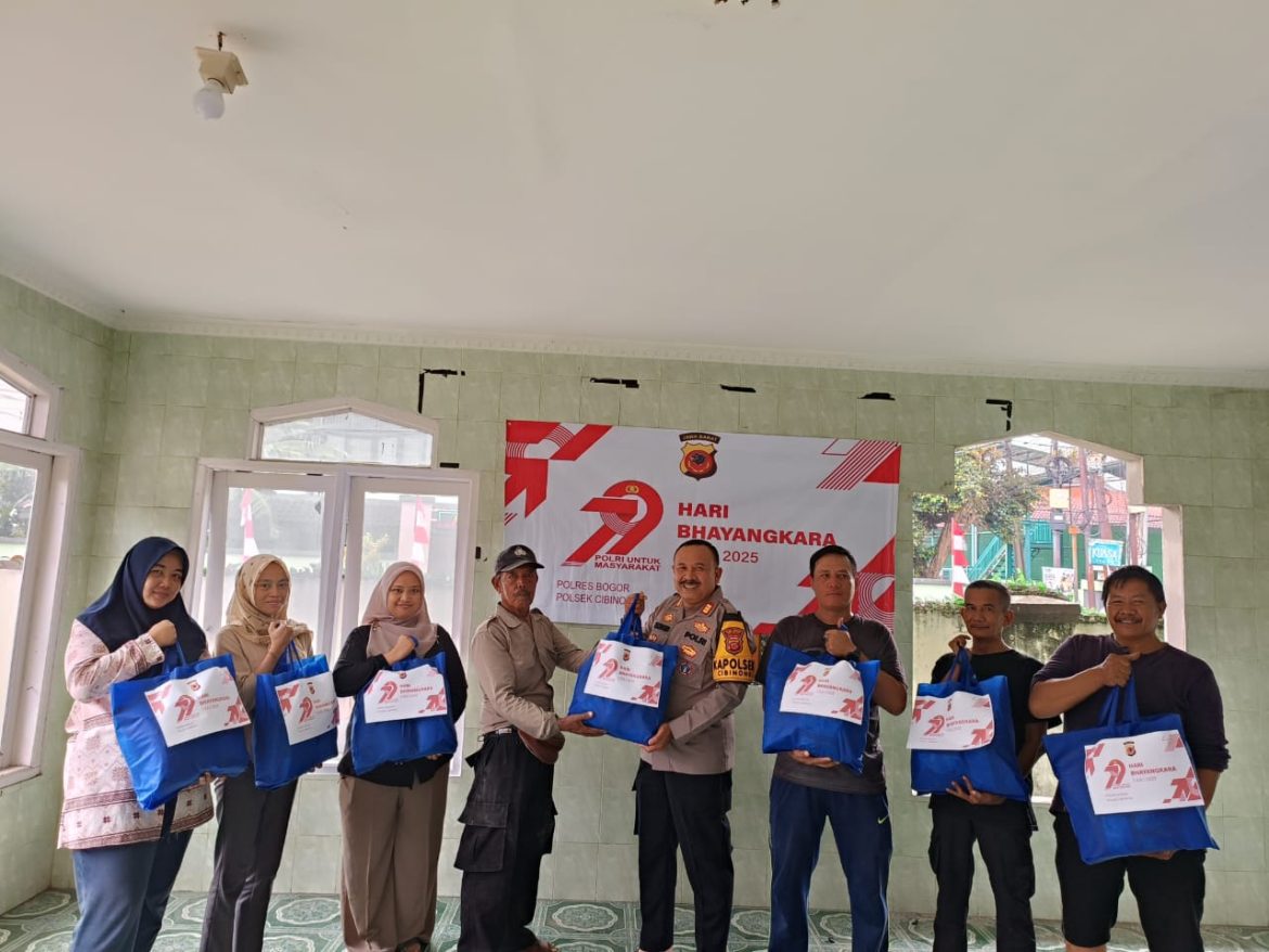 Peduli Sesama, Polsek Cibinong Berikan Sembako Kepada PHL dan Warga Sekitar dalam Rangka HUT Bhayangkara ke-79   