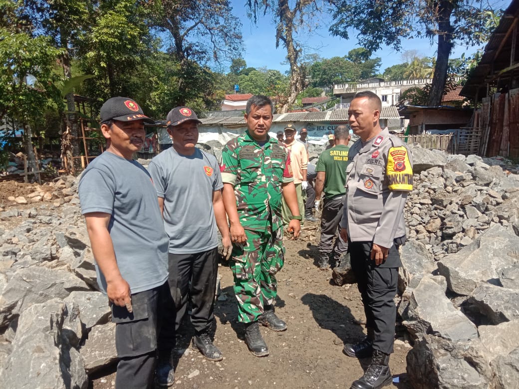 Bhabinkamtibmas Sambang Lokasi Pembangunan Pos Koramil Megamendung, Wujud Sinergitas TNI–Polri–Linmas   