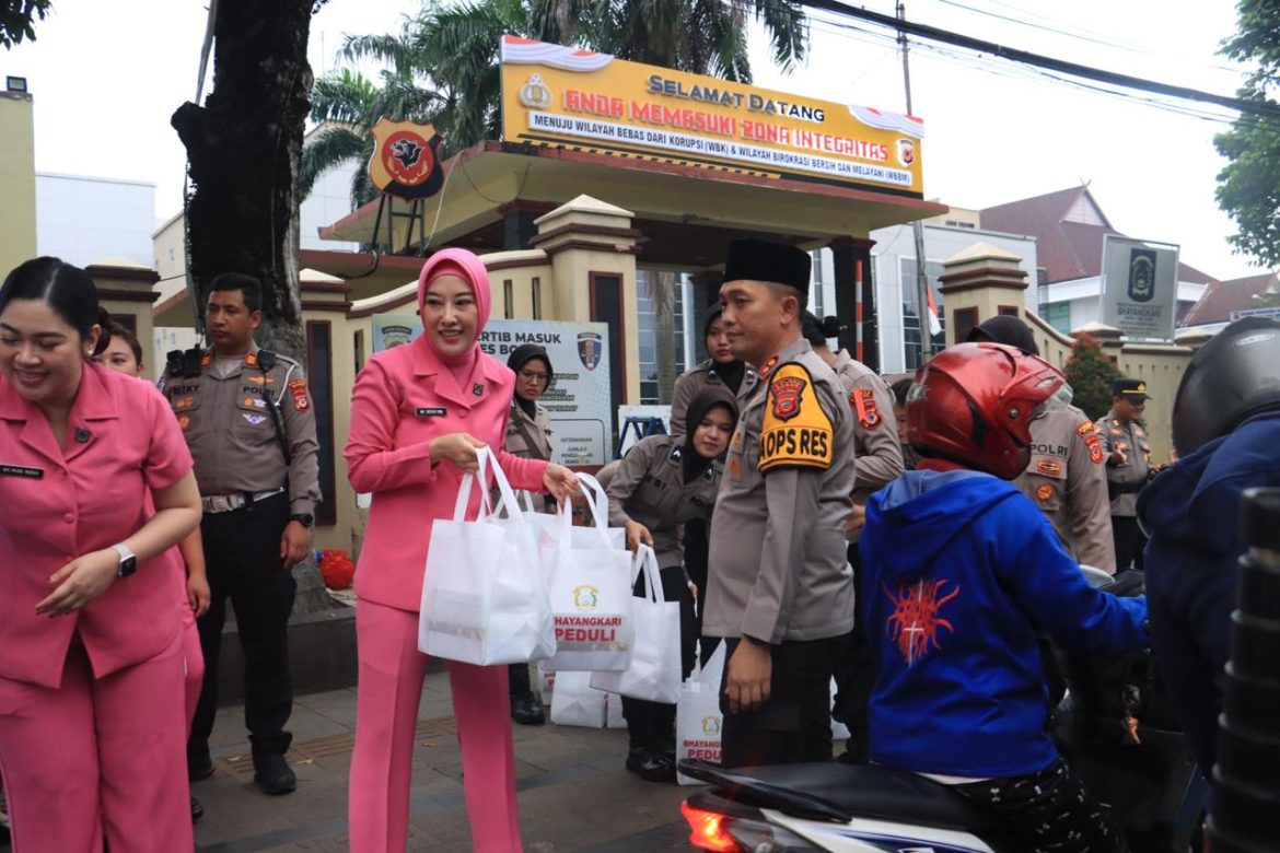 Kapolres Bogor dan Ketua Bhayangkari Cabang Bogor Gelar Bhakti Sosial   