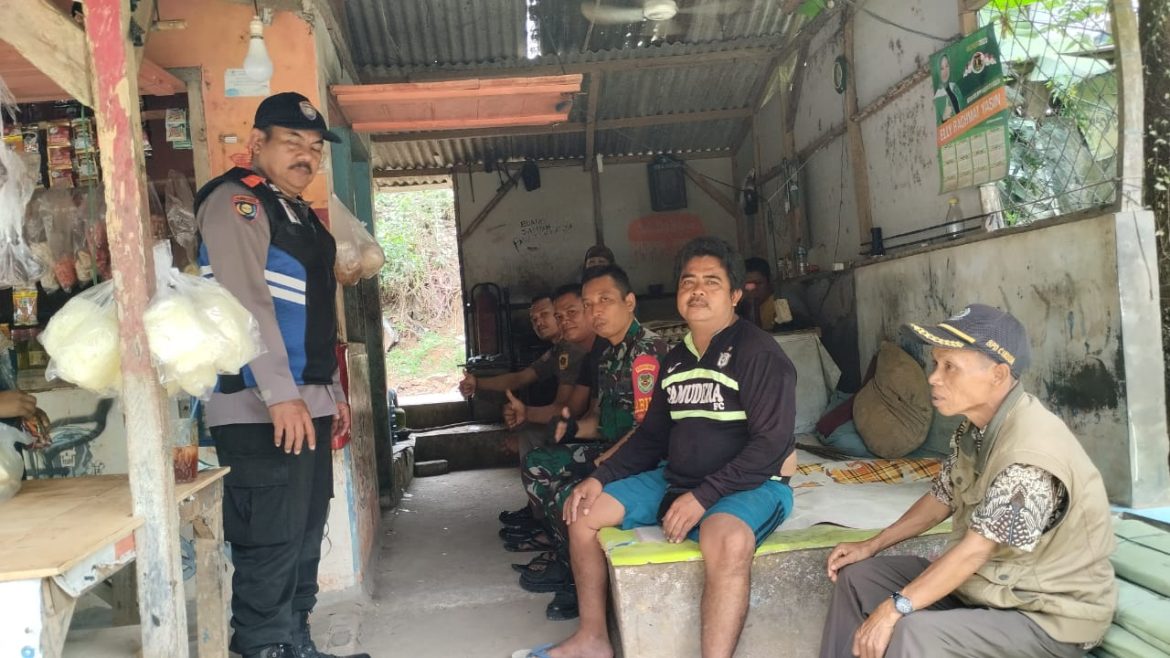 Bhabinkamtibmas Polsek Parungpanjang Polres Bogor Polda Jabar Sambang dan Beri Himbauan Kamtibmas kepada Warga Desa Cikuda   