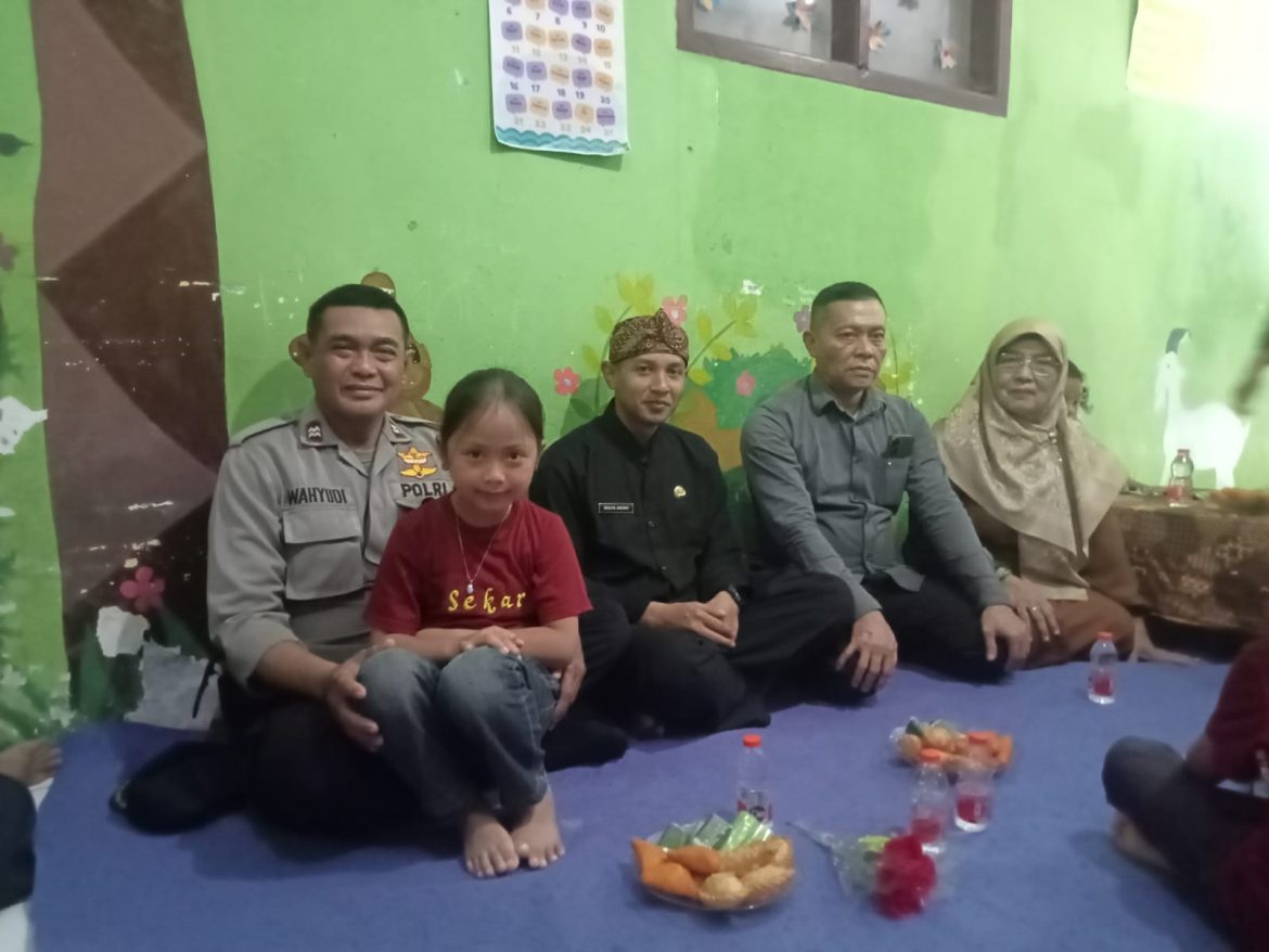 Bhabinkamtibmas Polsek Ciawi Polres Bogor Anjangsana dan Berikan Himbauan Kamtibmas kepada Tokoh dan Warga Desa Bitungsari   