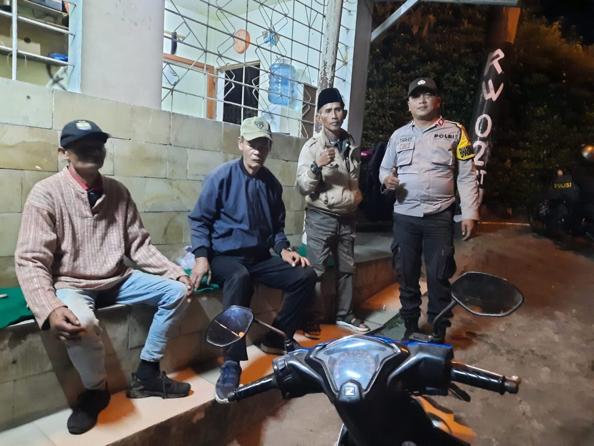 Bhabinkamtibmas Polsek Cisarua Kontrol Pos Kamling dan Sampaikan Pesan Kamtibmas Kepada Warga   
