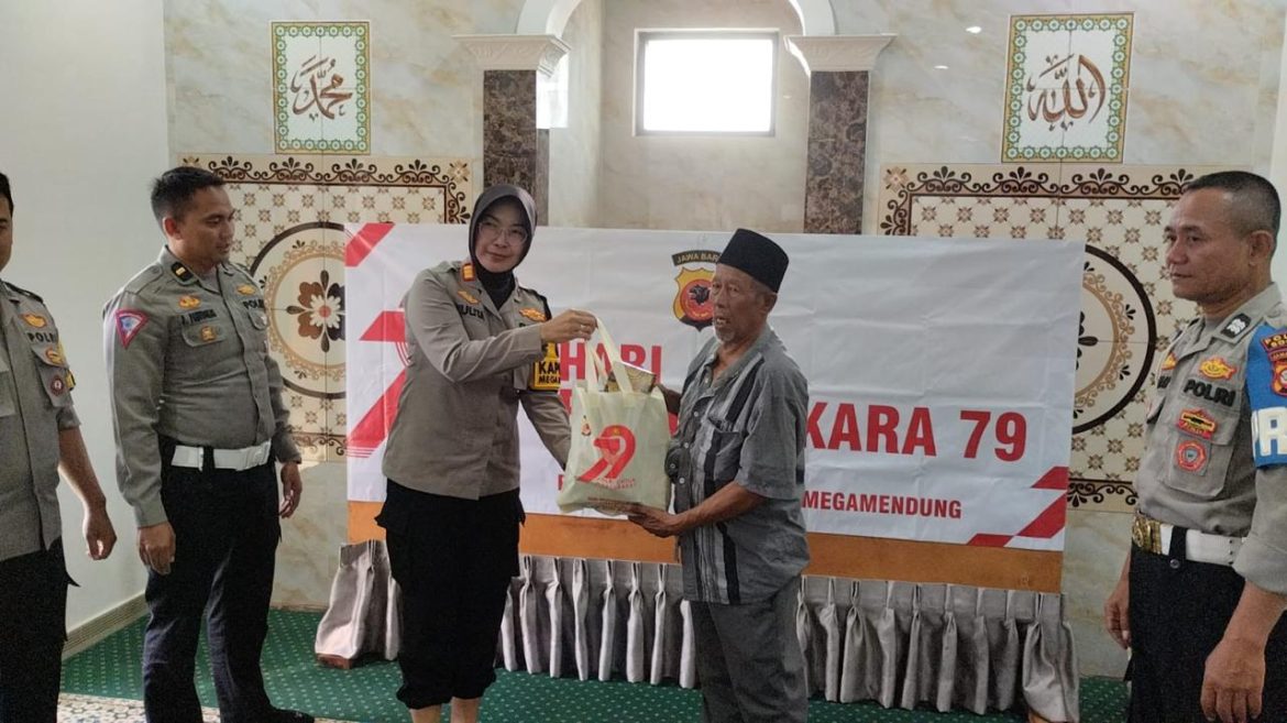 Polsek Megamendung Salurkan Bansos Sembako dalam Rangka HUT Bhayangkara ke-79   