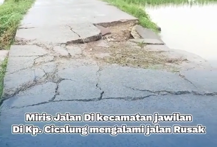 Warga Keluhkan Jalan Rusak Parah Di Penghubung Dua Kp cicalung Dan Cijampang   