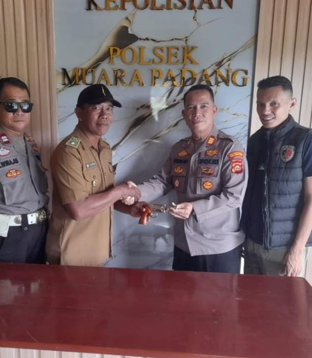 Dukung Ops Senpi 2025, Kades Sidomulyo 20 Serahkan Satu Pucuk Senpira Ke Polsek Muara Padang