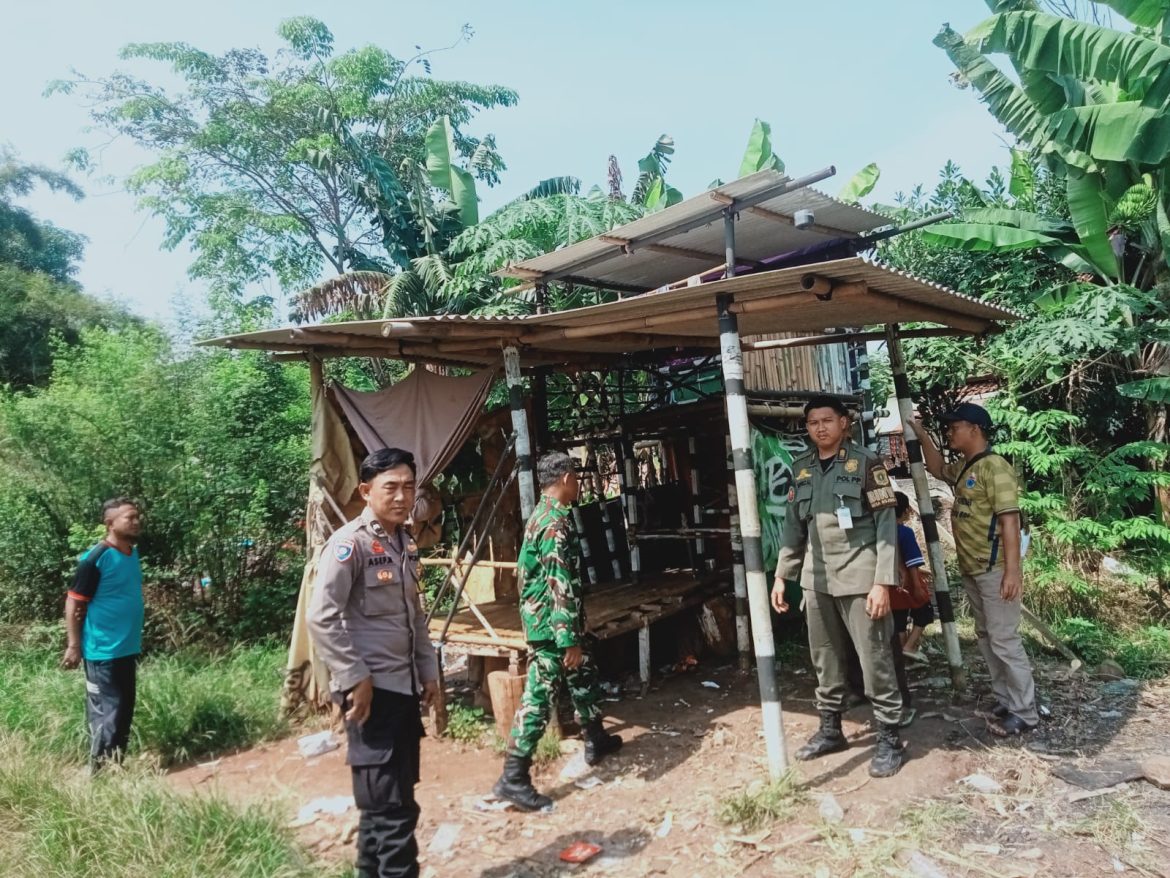 Sinergitas TNI-Polri, Bhabinkamtibmas dan Babinsa Sambangi Warga di Wilayah Hukum Polsek Parung   