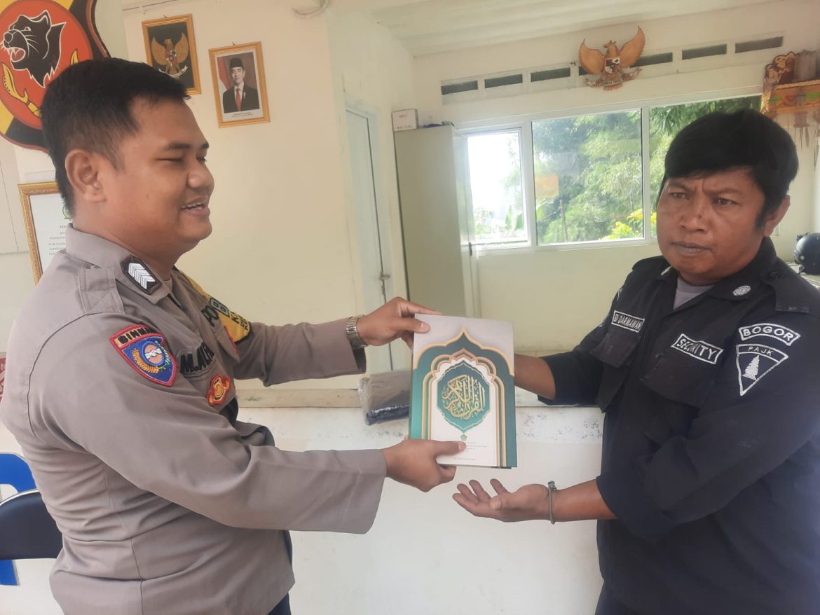 Bhabinkamtibmas Desa Tamansari Sambangi Warga dan Salurkan Bantuan Perlengkapan Ibadah   